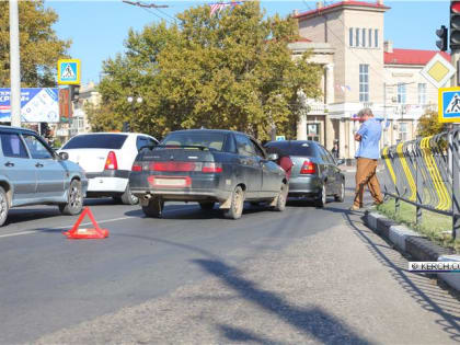 В Керчи у остановки "Площадь Ленина" затруднено автомобильное движение