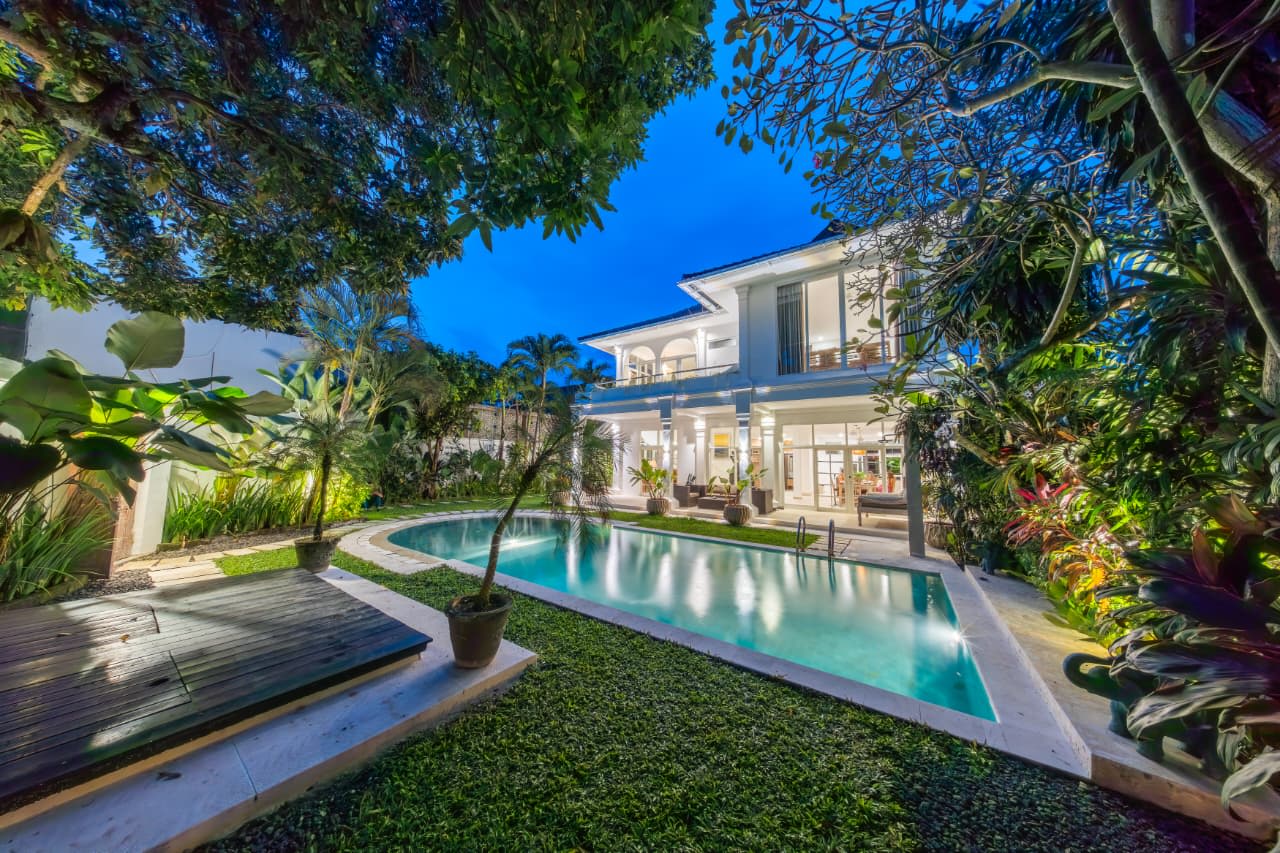 Villa 5 Bedrooms with Garage for Sale in Batu Beliq Area, Seminyak, Bali