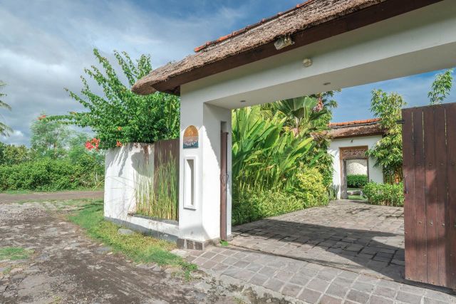 Beachfront Ocean View Villa in Seririt, Singaraja - Image 26