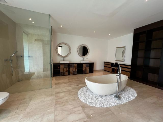 Luxury 7 Bedroom Villa Near Batu Belig Beach - Image 15