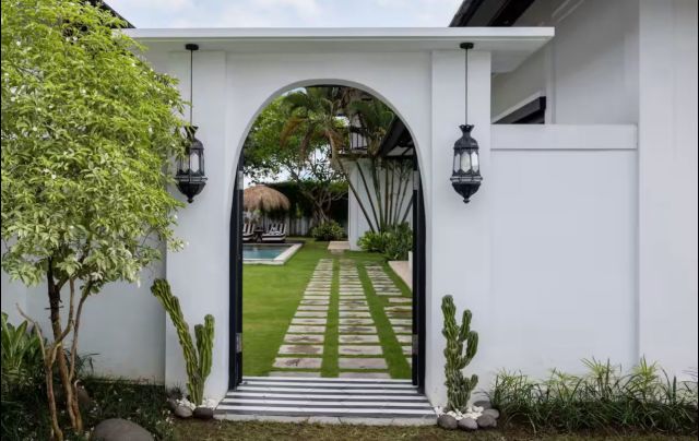 4 Bedroom Modern Tropical Villa in Prime Canggu Batubolong - Image 25