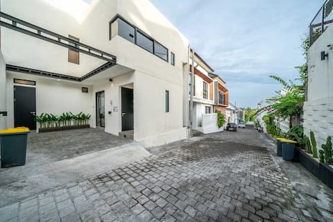 Brand New Modern Tropical Villa in Tumbak Bayuh - Image 26