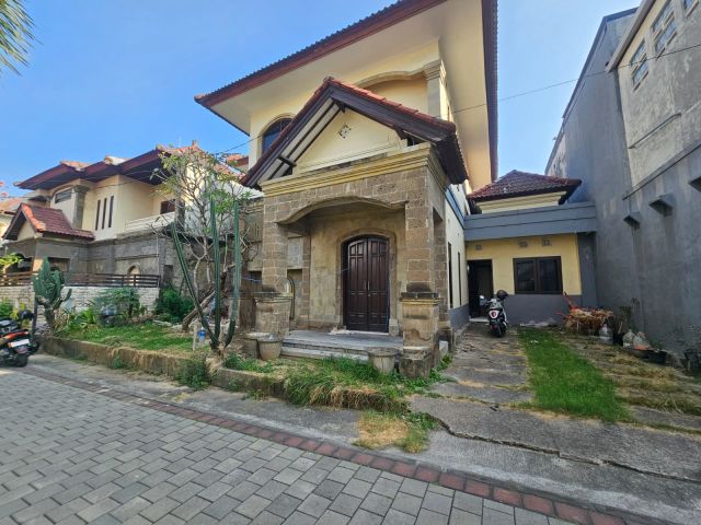 Land with Bonus 2-Story House in Semer, Kerobokan - Image 1