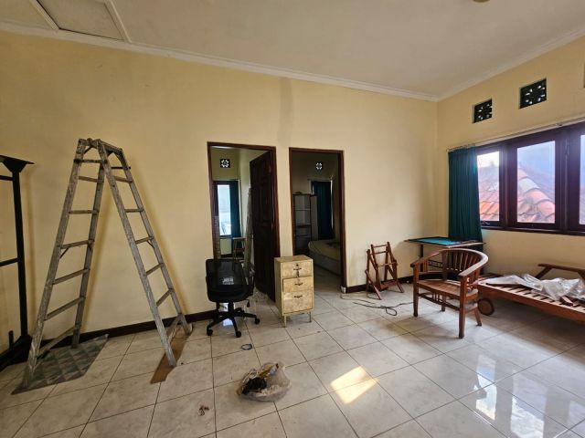 Land with Bonus 2-Story House in Semer, Kerobokan - Image 2