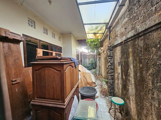 Land with Bonus 2-Story House in Semer, Kerobokan - Image 12