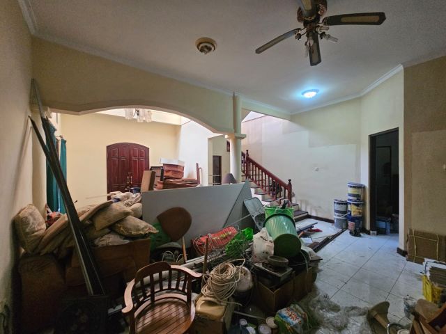 Land with Bonus 2-Story House in Semer, Kerobokan - Image 17