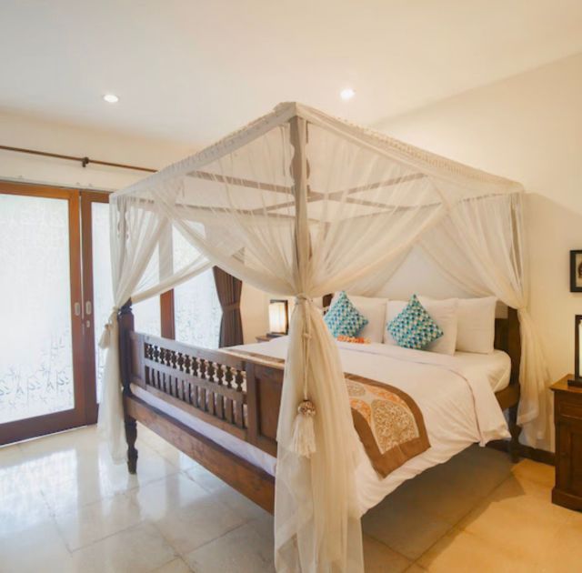 Freehold Villa in Batu Belig, Bali - Image 13