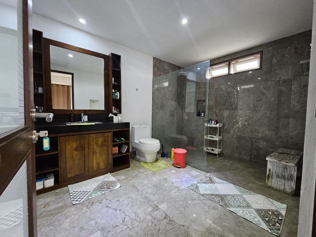 Colonial Design 5-Bedroom Villa Near Tumbakbayuh, Canggu - Image 20