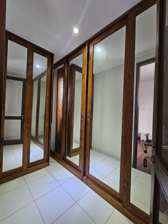Colonial Design 5-Bedroom Villa Near Tumbakbayuh, Canggu - Image 24