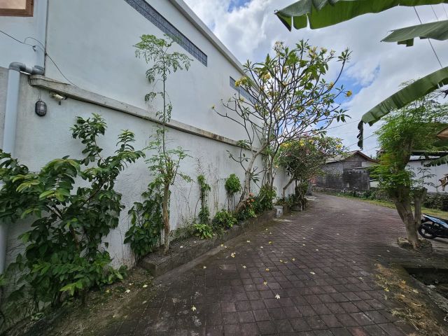 Colonial Design 5-Bedroom Villa Near Tumbakbayuh, Canggu - Image 27