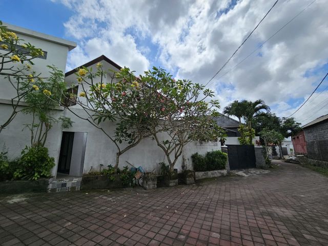 Colonial Design 5-Bedroom Villa Near Tumbakbayuh, Canggu - Image 35