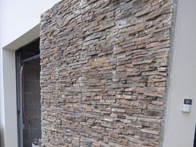 Parement en pierre habillant un mur de façade