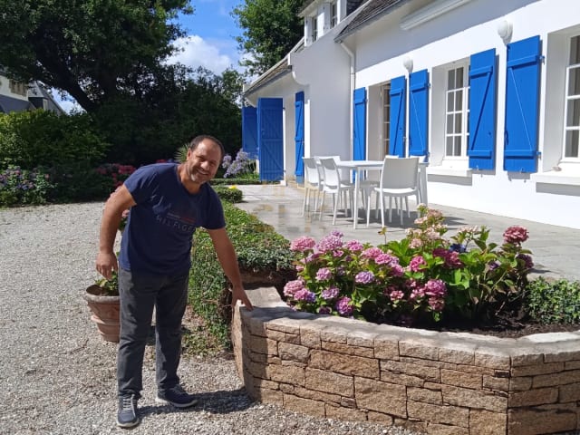 Jardinière en pierre sèche devant longère bretonne