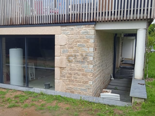 Encadrement de baie en granit taillé en façade