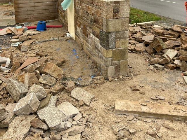 Muret de clôture en parement granit en construction