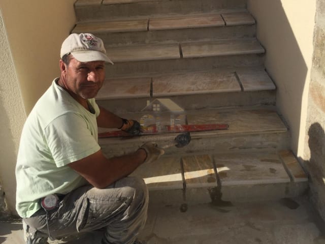 Pose des marches en pierre d'un escalier intérieur