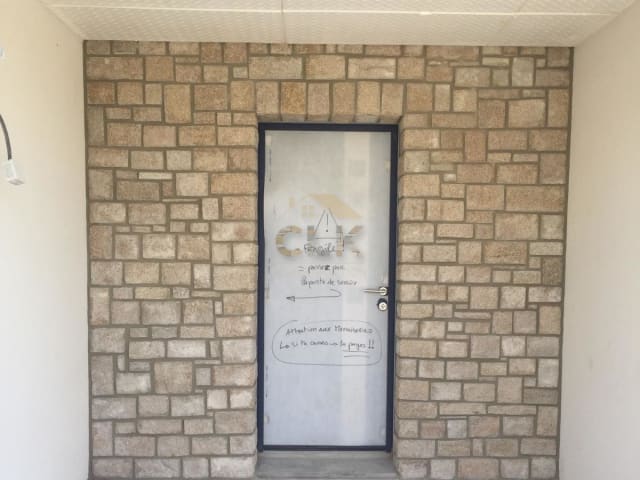 Encadrement de porte en parement granit appareillé