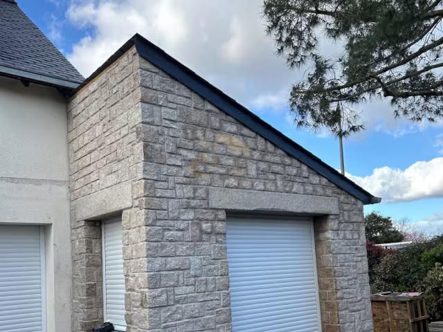 Extension habillée en parement de pierre avec chaînage granit