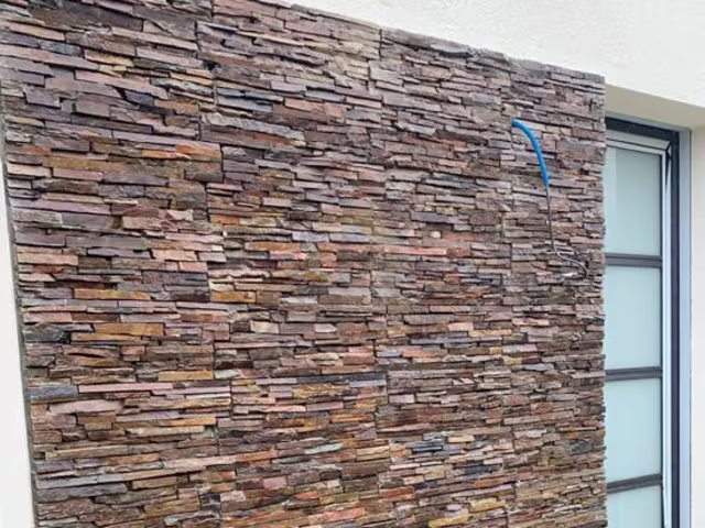 Mur en plaquettes de parement pierre empilée
