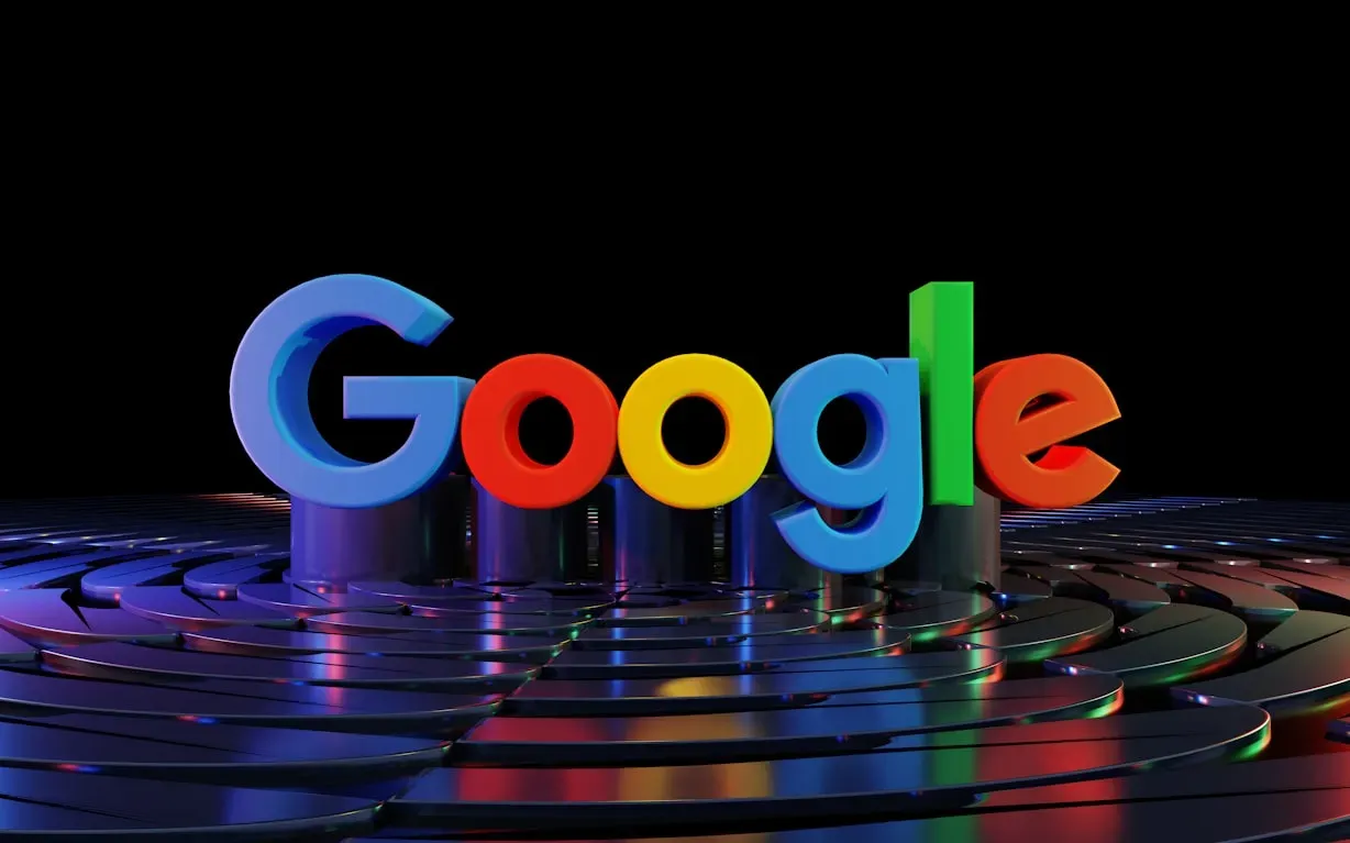 Logotipo colorido do google sobre fundo escuro com reflexo luminoso