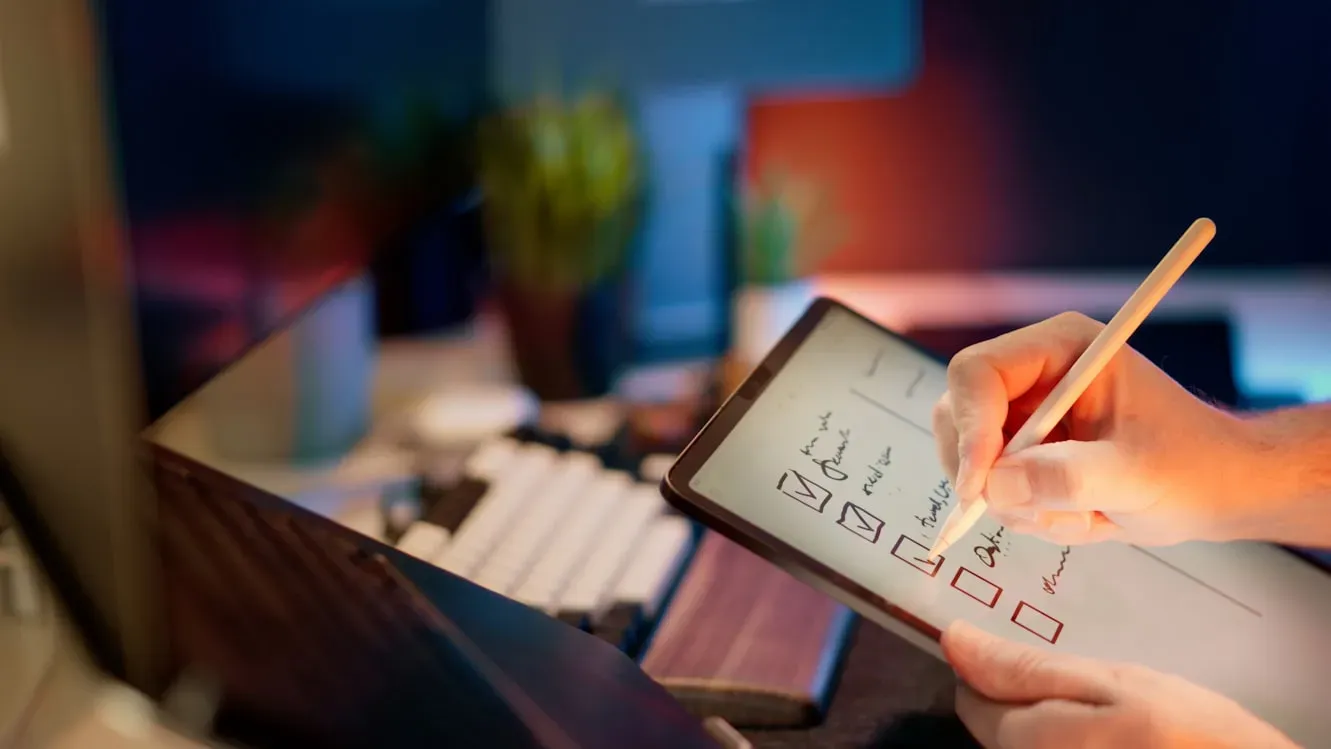 Pessoa gerenciando uma checklist num tablet