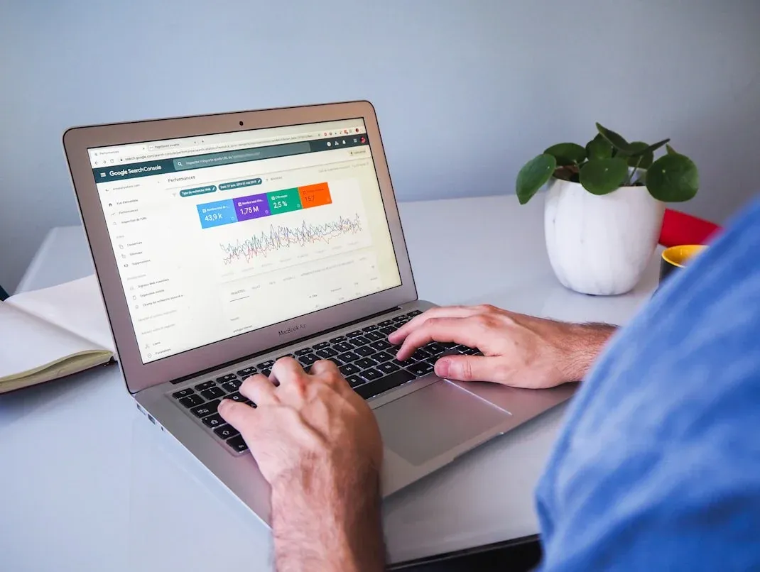 Homem acessando o painel do Google Search Console