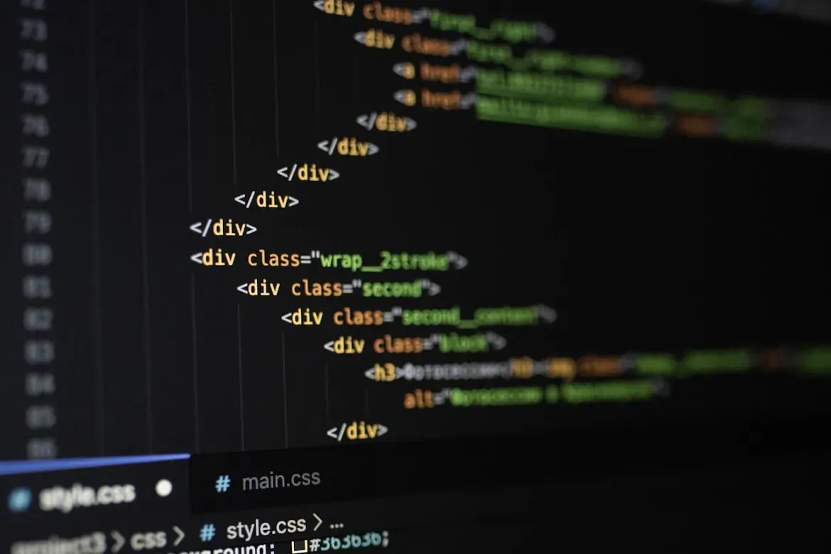 Código HTML numa tela com editor de texto em modo escuro