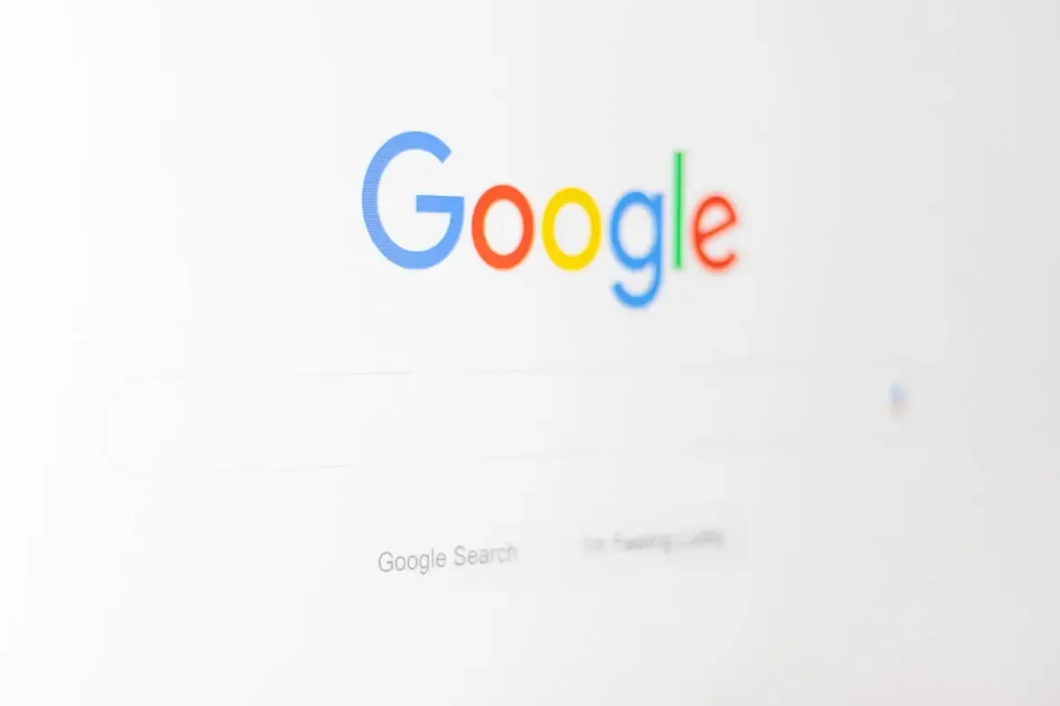 Tela de computador exibindo a página inicial do Google