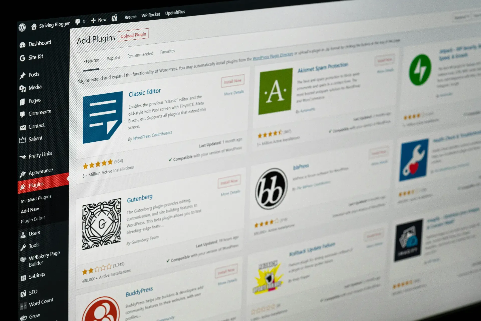Painel de plugins do WordPress com lista de extensões no admin