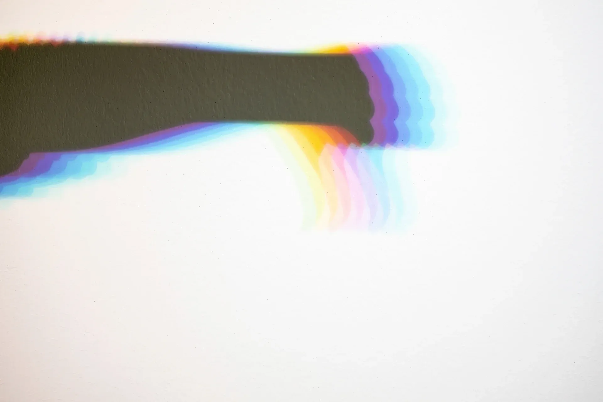Sombra com efeito de luz colorida em formato de sinal de negativo
