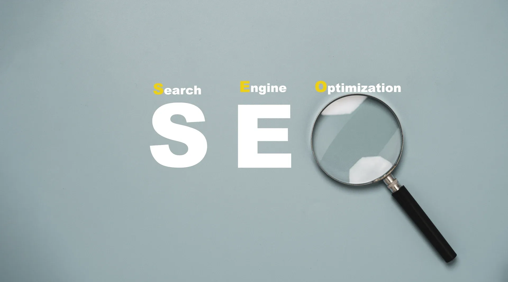 Conceito de otimização para mecanismos de busca com lupa destacando as letras SEO em fundo azul