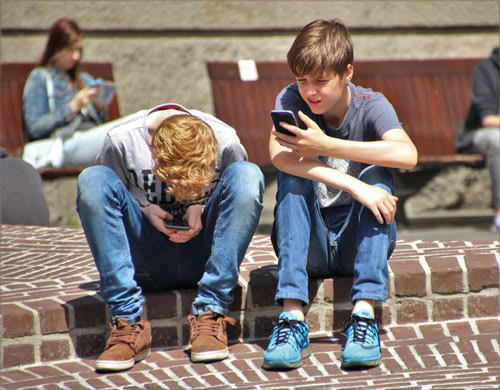 Kids-on-Phone