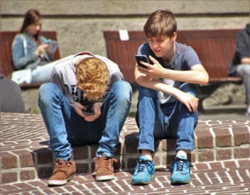 Kids-on-Phone