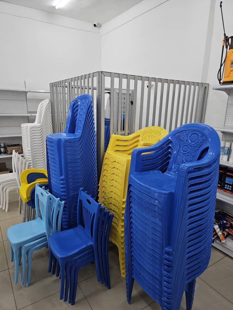Chaises en matière plastique