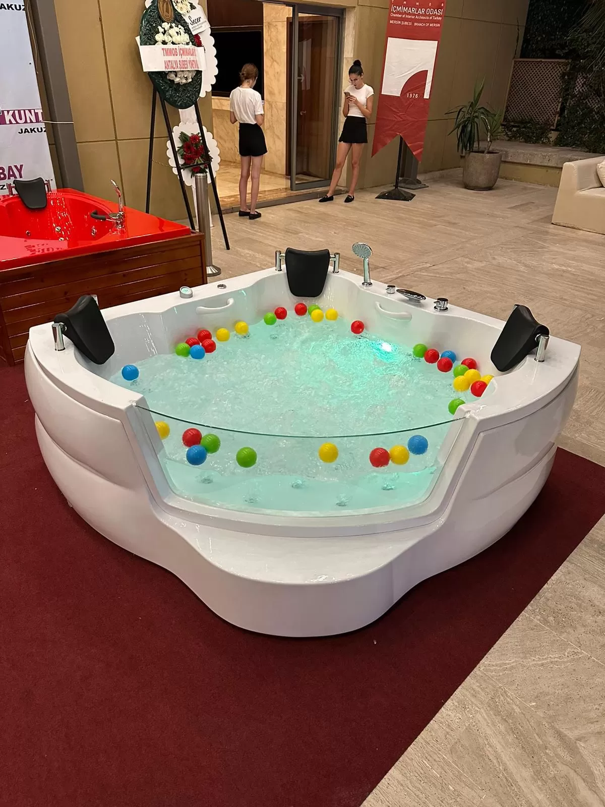 Köşe oval camlı jakuzi teras uygulaması