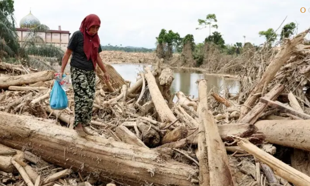 Indonesia Floods Death Toll Surpasses 900 as Starvation and Humanitarian Crisis Fears Grow