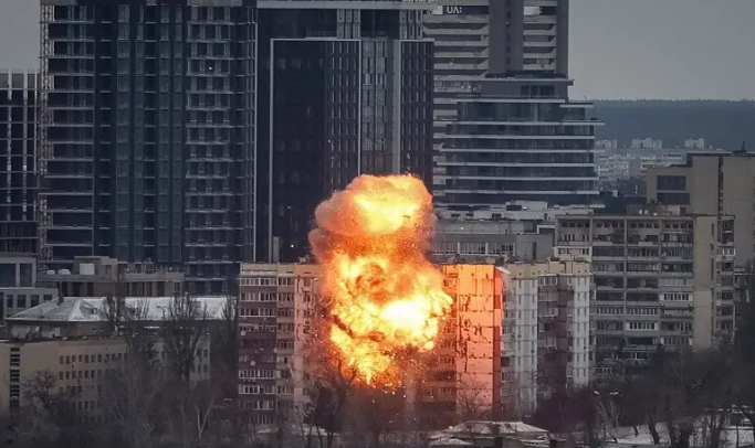 Russian Airstrikes Hit Ukraine Amid Rising Tensions Before Zelenskyy Meets Trump