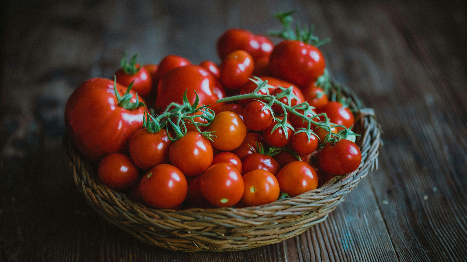 Tomatoes Decoded: How to Eat, Choose, Grow, and Use This Everyday Superfood Safely
