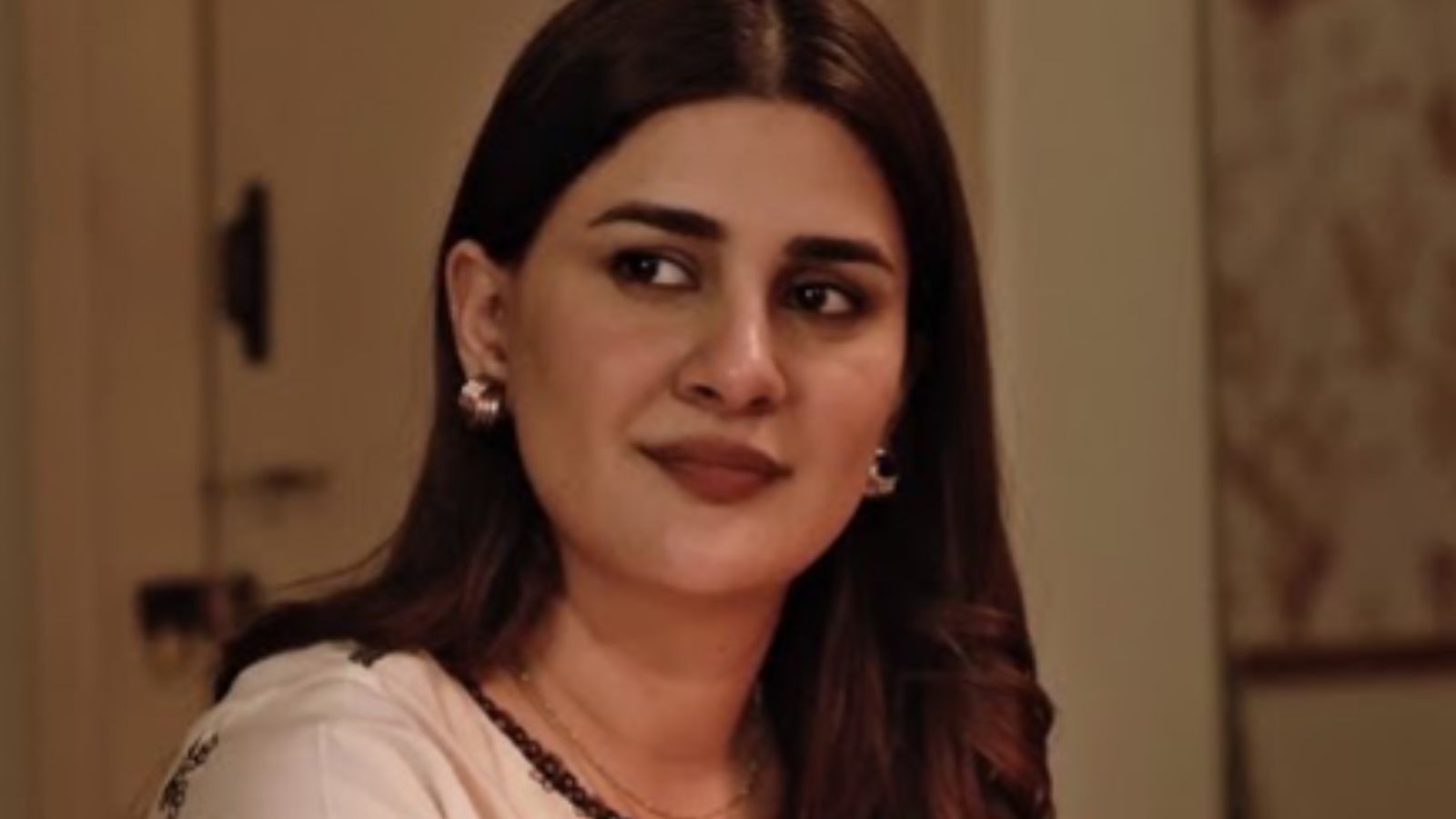 Kubra Khan Pens Emotional Farewell to 'Doctor Bahu' Team After Drama Finale