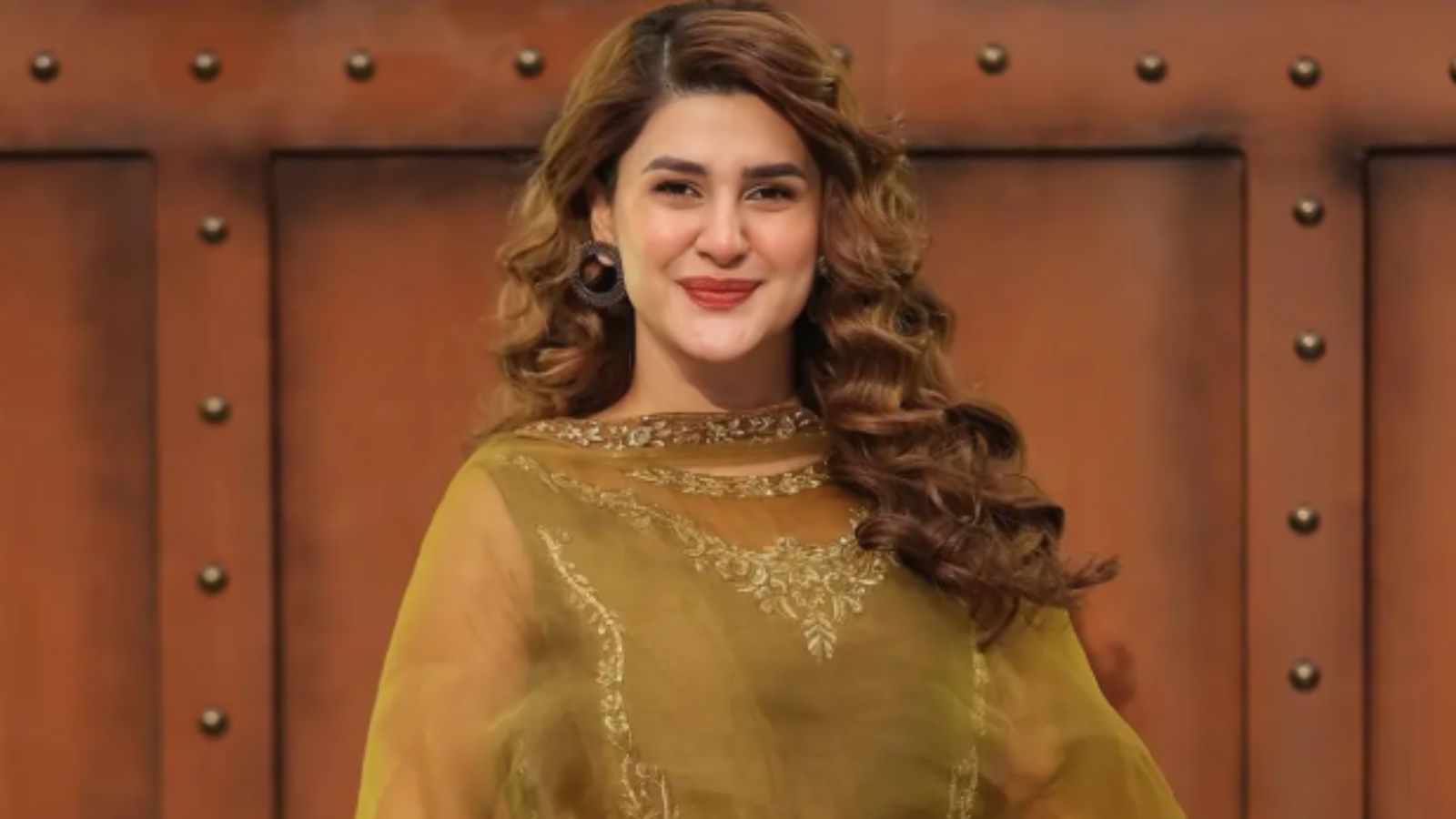 Kubra Khan Pens Emotional Farewell to 'Doctor Bahu' Team After Drama Finale - Image 2