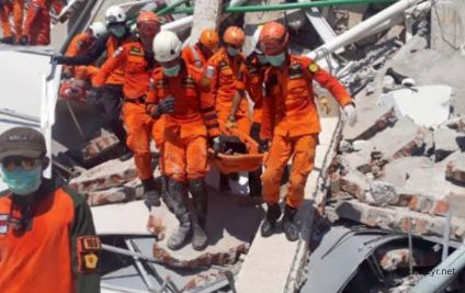 Indonesia Earthquake Kills 51 as Thousands Await Aid on Flores Island | ChatZyr - Image 2
