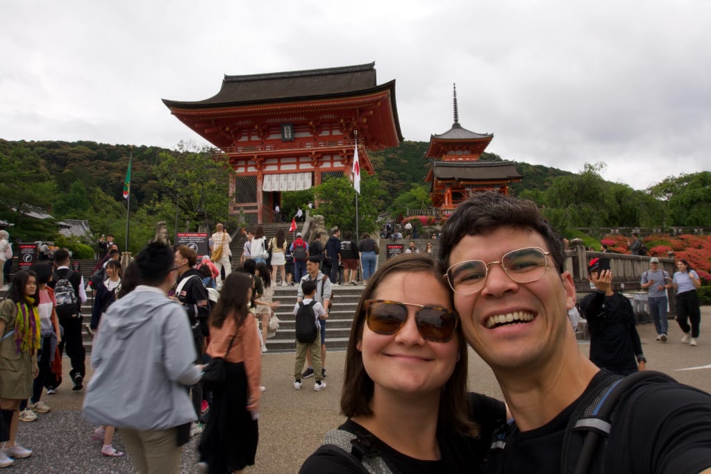 Crowds outside Kiyomizu-dera in Kyoto