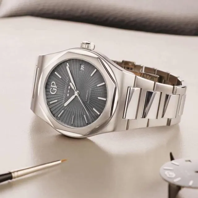 Infinite Gray: Girard-Perregaux Unveils Laureato 42mm With | WatchTime