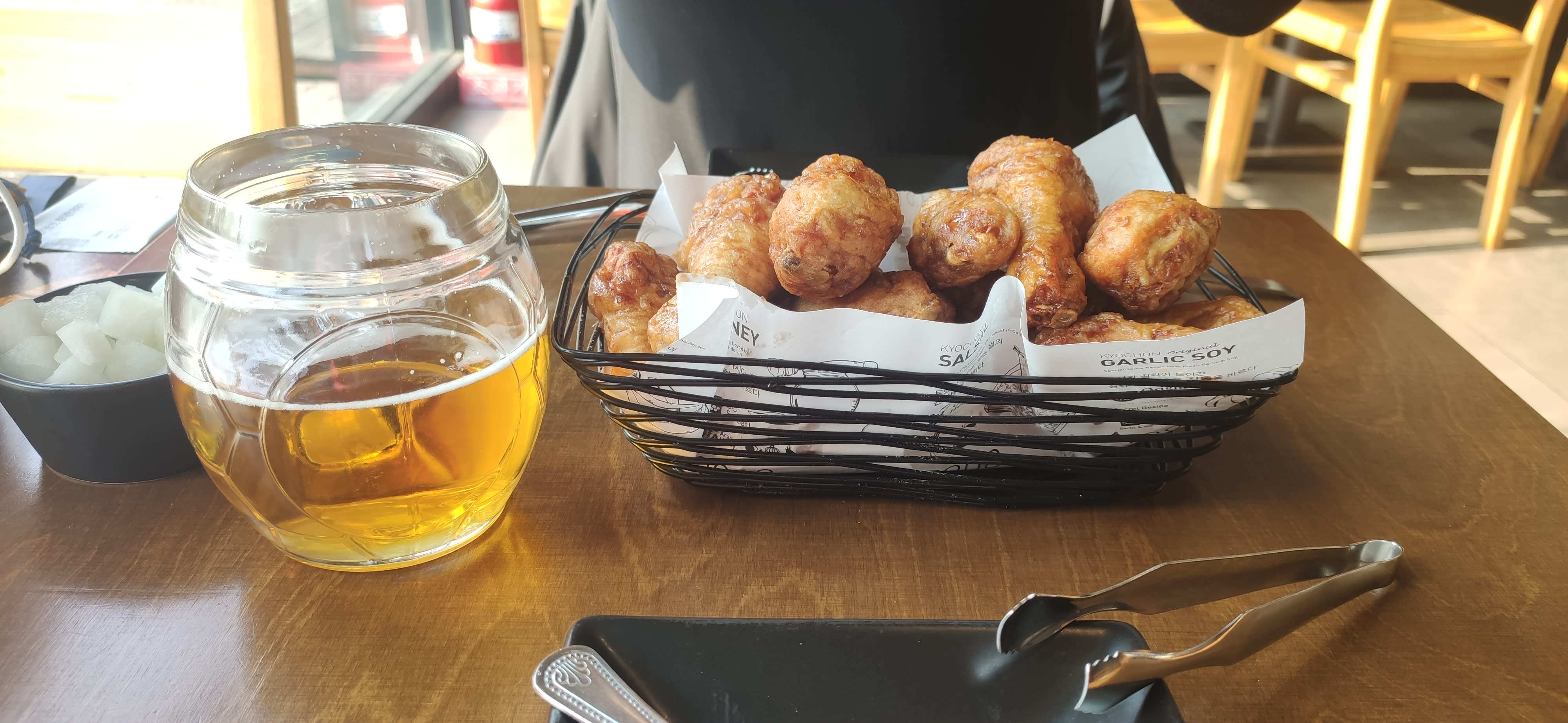 A nouveau de la friture et une bière dans une choppe en forme de ballon