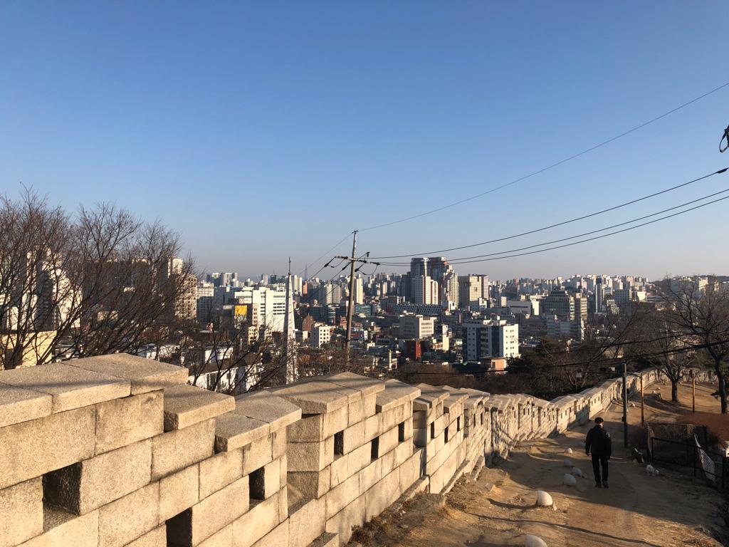 https://res.cloudinary.com/di1kjinja/image/upload/q_auto/v1677583827/Gwangjang/city_wall.jpg