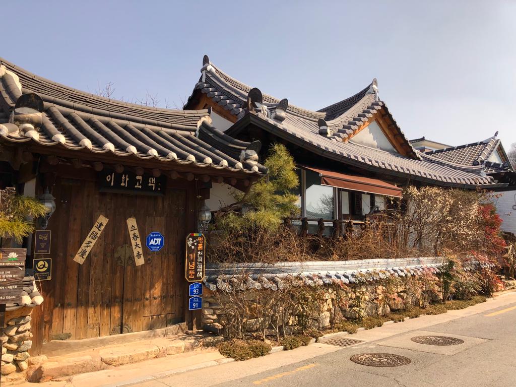 https://res.cloudinary.com/di1kjinja/image/upload/q_auto/v1678262901/Jeonju/hanok_example.jpg