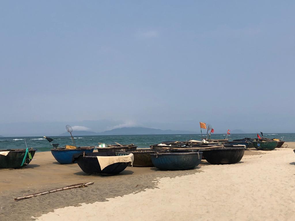 Les bateaux en forme de noix de coco. Les pêcheurs les utilisent pour regagner leur bateau de pêche.