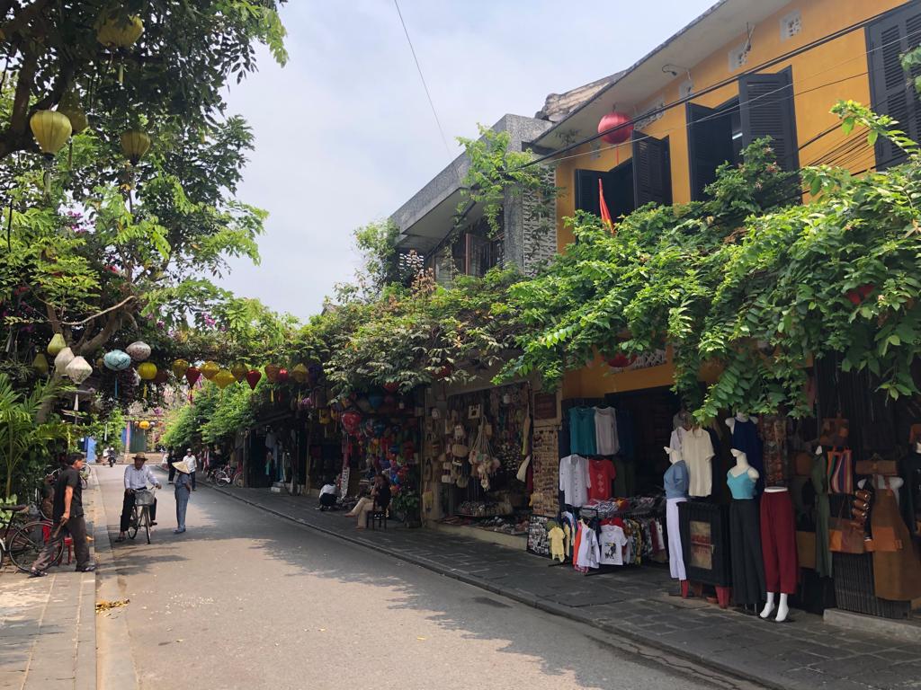 https://res.cloudinary.com/di1kjinja/image/upload/q_auto/v1680612576/hoian/hoian_street.jpg