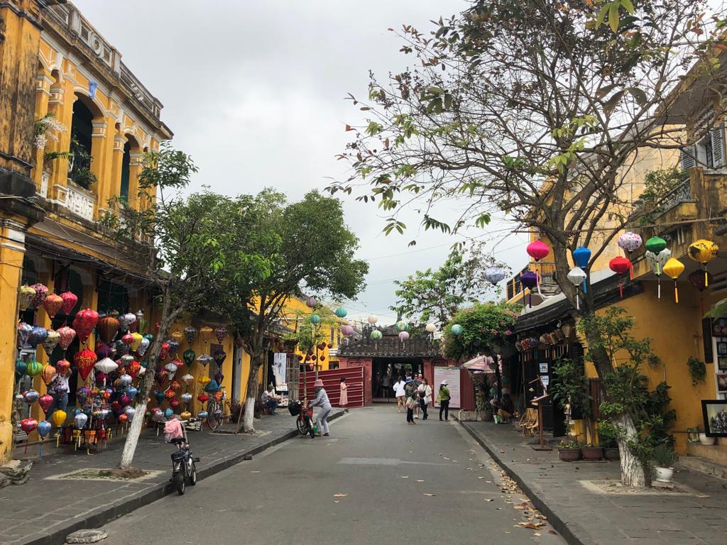 Tout droit, le pont japonais de Hoi An. Toujours blindé !