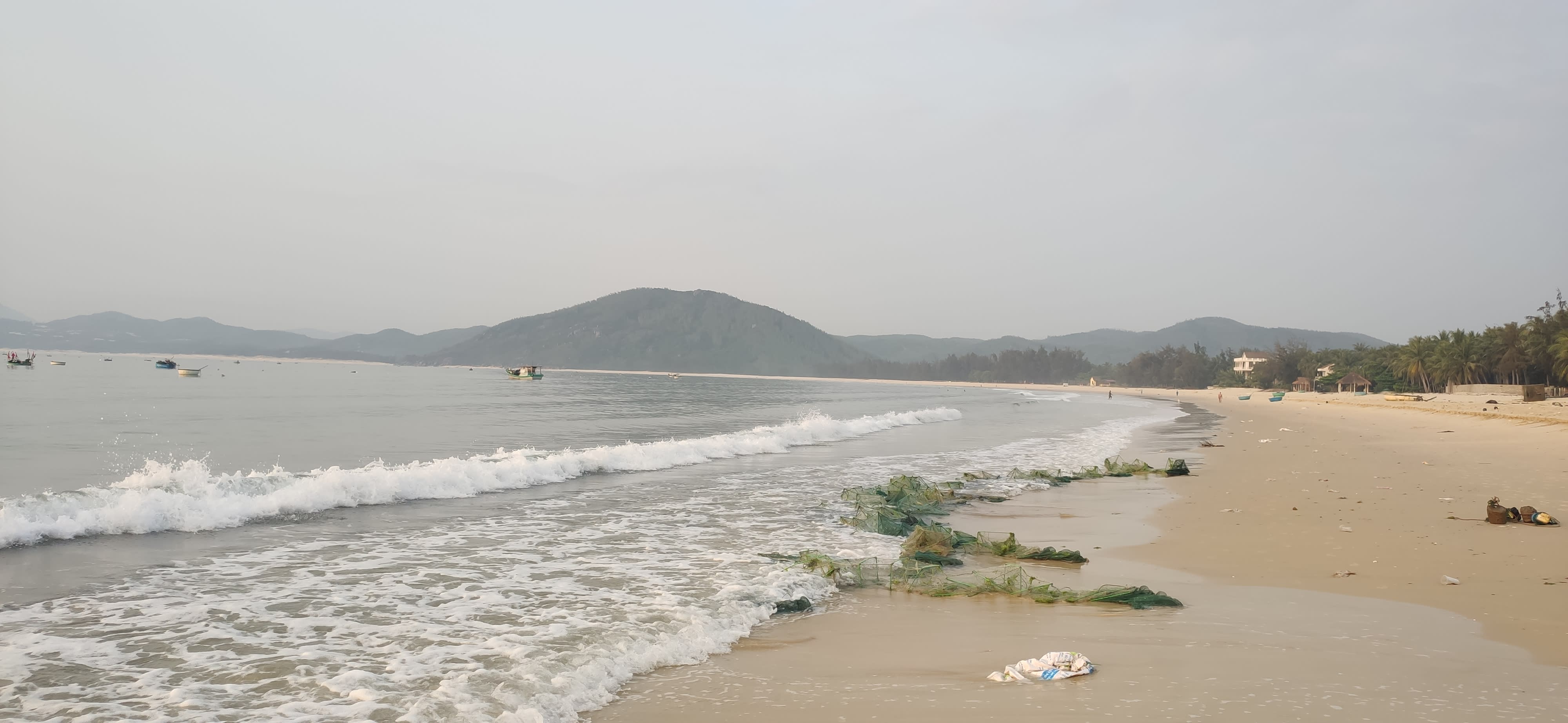 https://res.cloudinary.com/di1kjinja/image/upload/q_auto/v1684683937/SongCau/beach_polluated.jpg